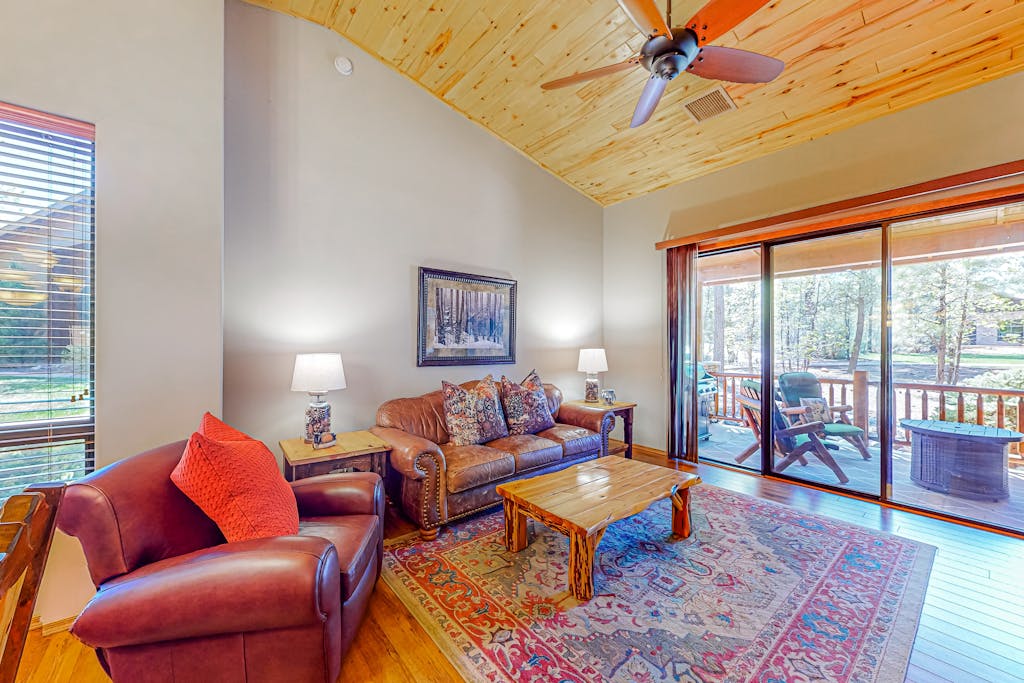 Charming mtn-view townhouse w/fireplace, patio, grill, streaming, washer/dryer