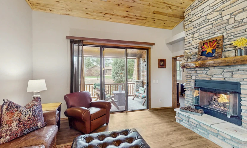 Charming mtn-view townhouse w/fireplace, patio, grill, streaming, washer/dryer