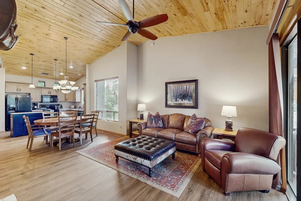 Charming mtn-view townhouse w/fireplace, patio, grill, streaming, washer/dryer