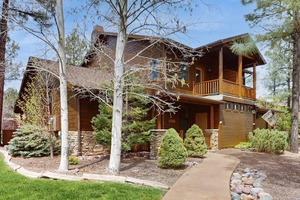 Charming mtn-view townhouse w/fireplace, patio, grill, streaming, washer/dryer