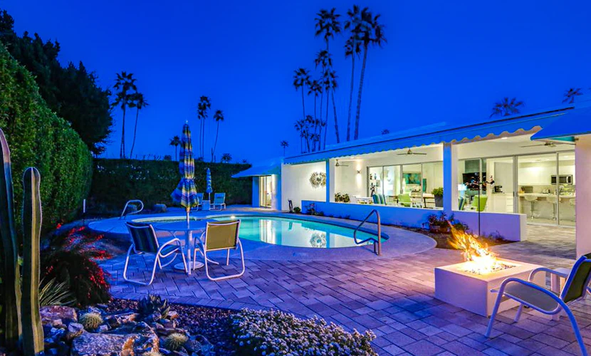 Bright mid-century modern home w/ private pool and spa, gas grill, dogs welcome