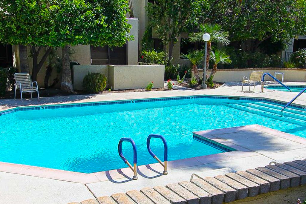 Spacious, second-floor condo w/shared outdoor pool & pool spa - dogs OK