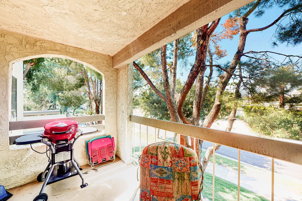 Spacious, second-floor condo w/shared outdoor pool & pool spa - dogs OK