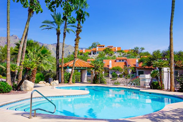 Charming first floor condo w/ shared heated pool, hot tub, tennis courts