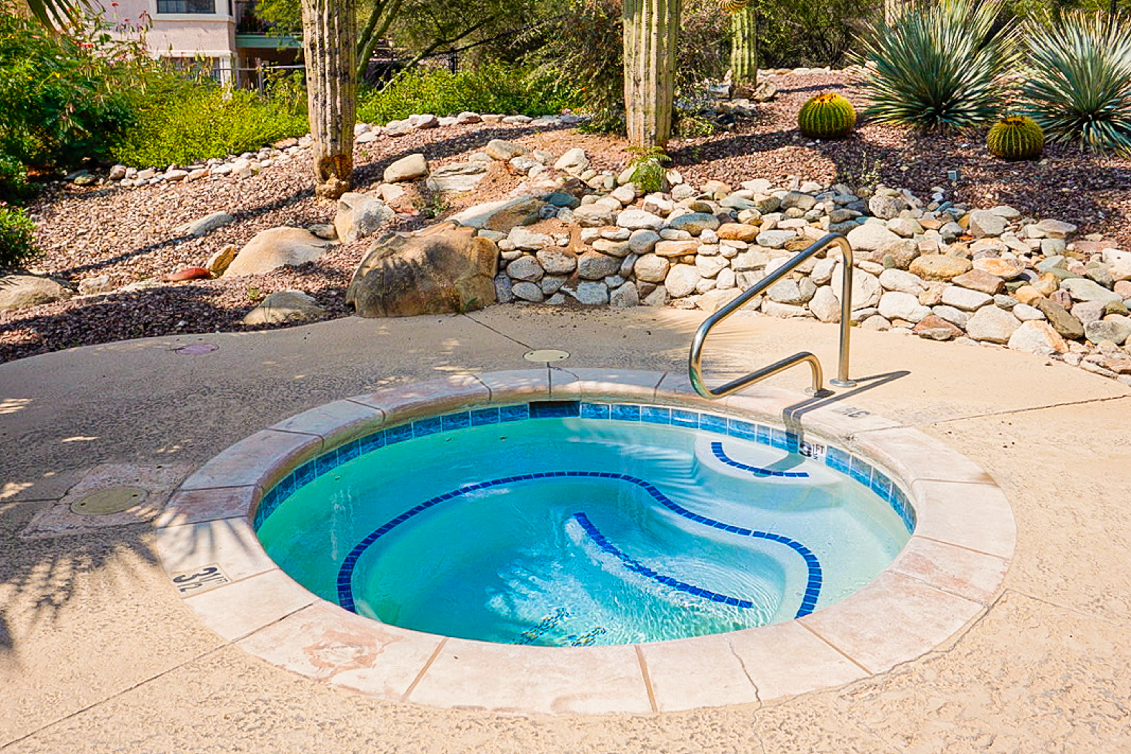 Charming first floor condo w/ shared heated pool, hot tub, tennis courts