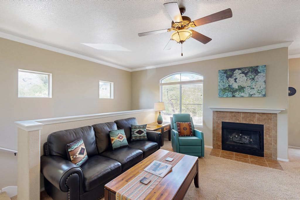 Spacious condo in central location with mountain views, pool & gym