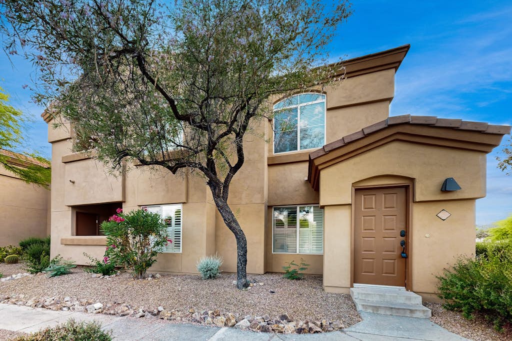 Spacious condo in central location with mountain views, pool & gym