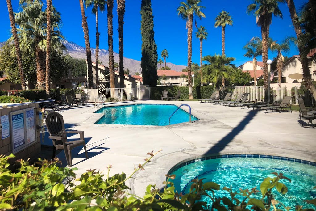 Inviting townhouse w/mtn. views,  community pools & spas-close to golf & hiking