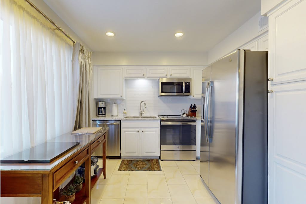 Inviting townhouse w/mtn. views,  community pools & spas-close to golf & hiking