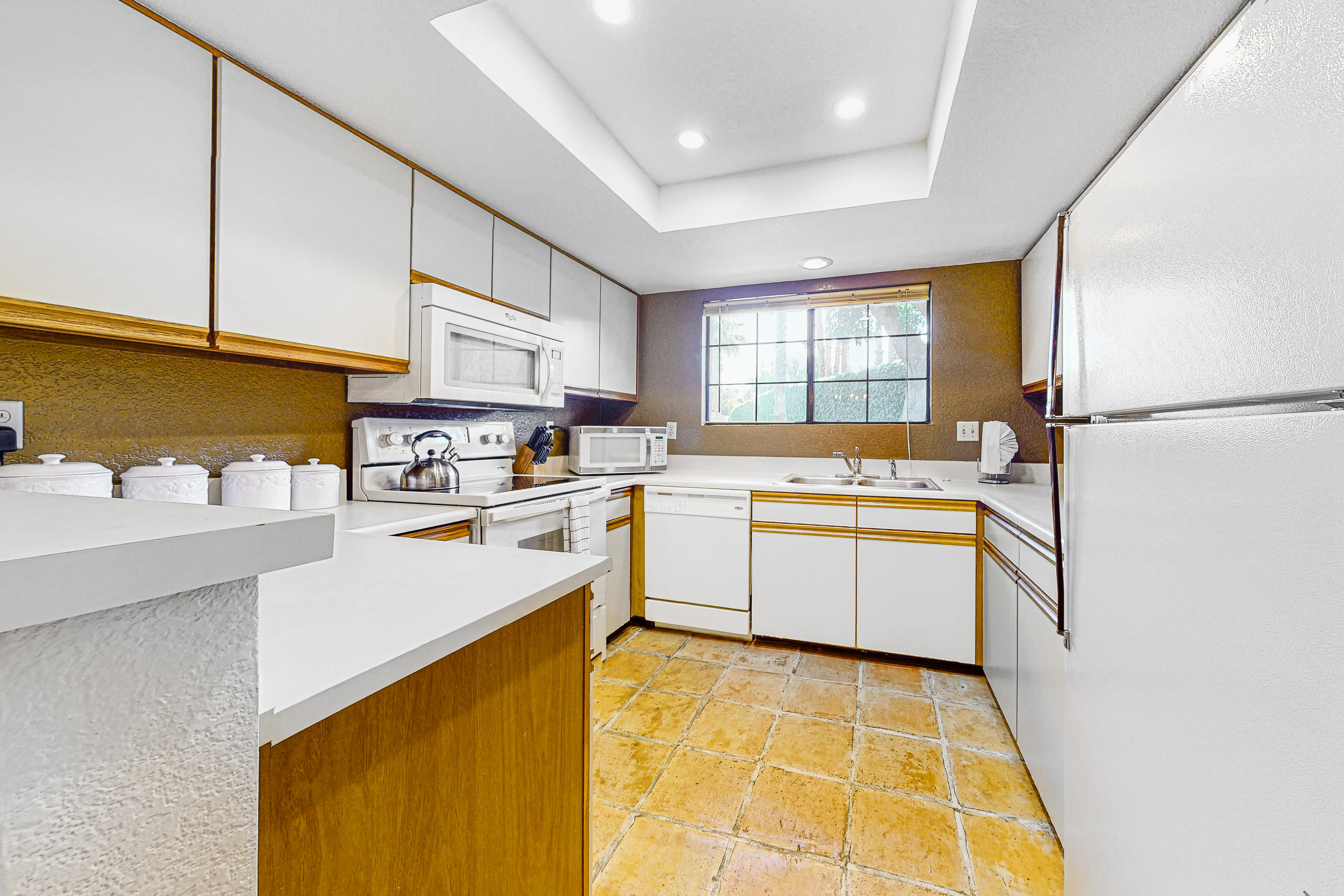 Inviting, dog-friendly condo with outdoor pool, pool spa & tennis access