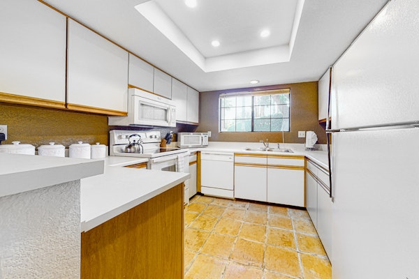 Inviting, dog-friendly condo with outdoor pool, pool spa & tennis access