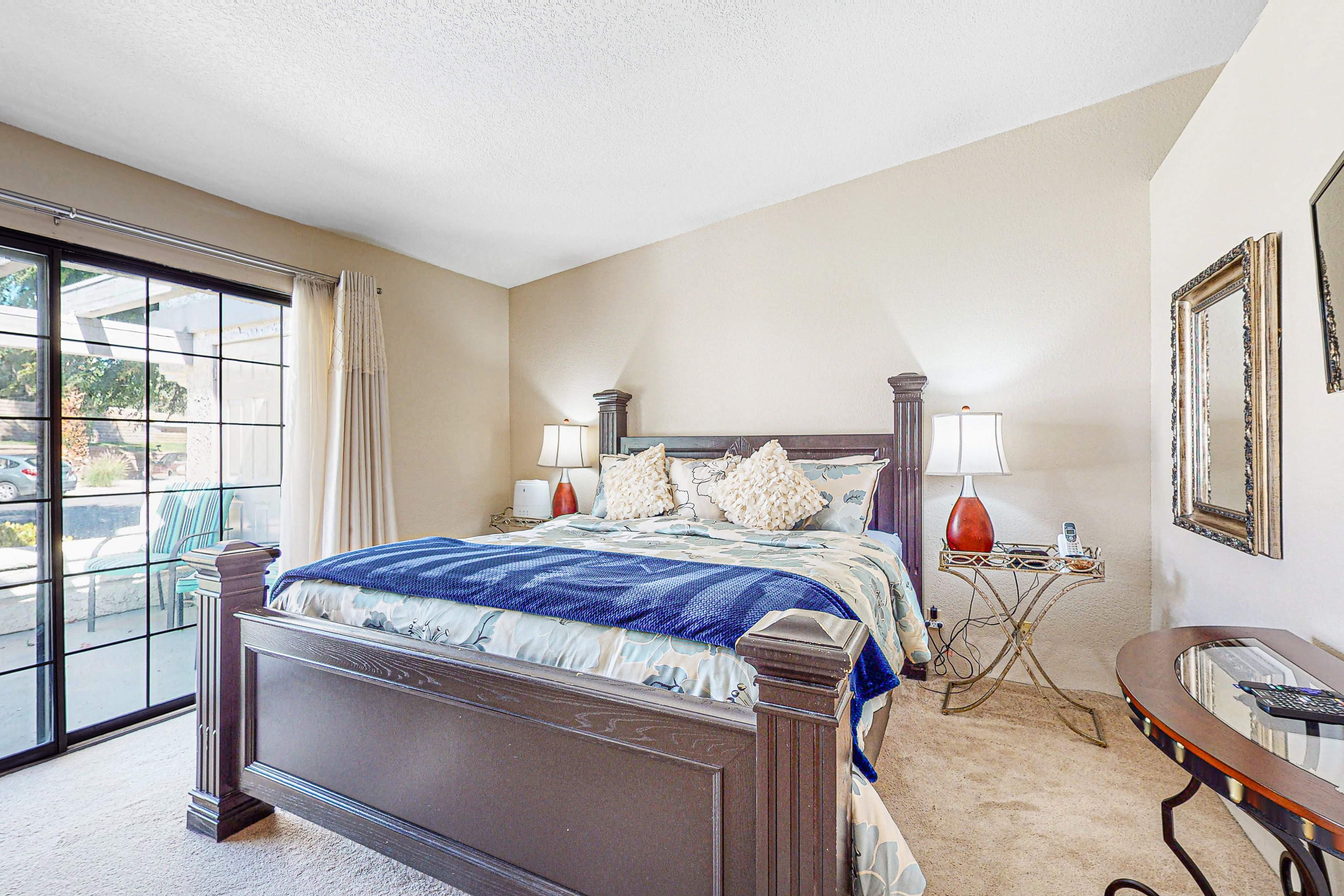 Inviting, dog-friendly condo with outdoor pool, pool spa & tennis access