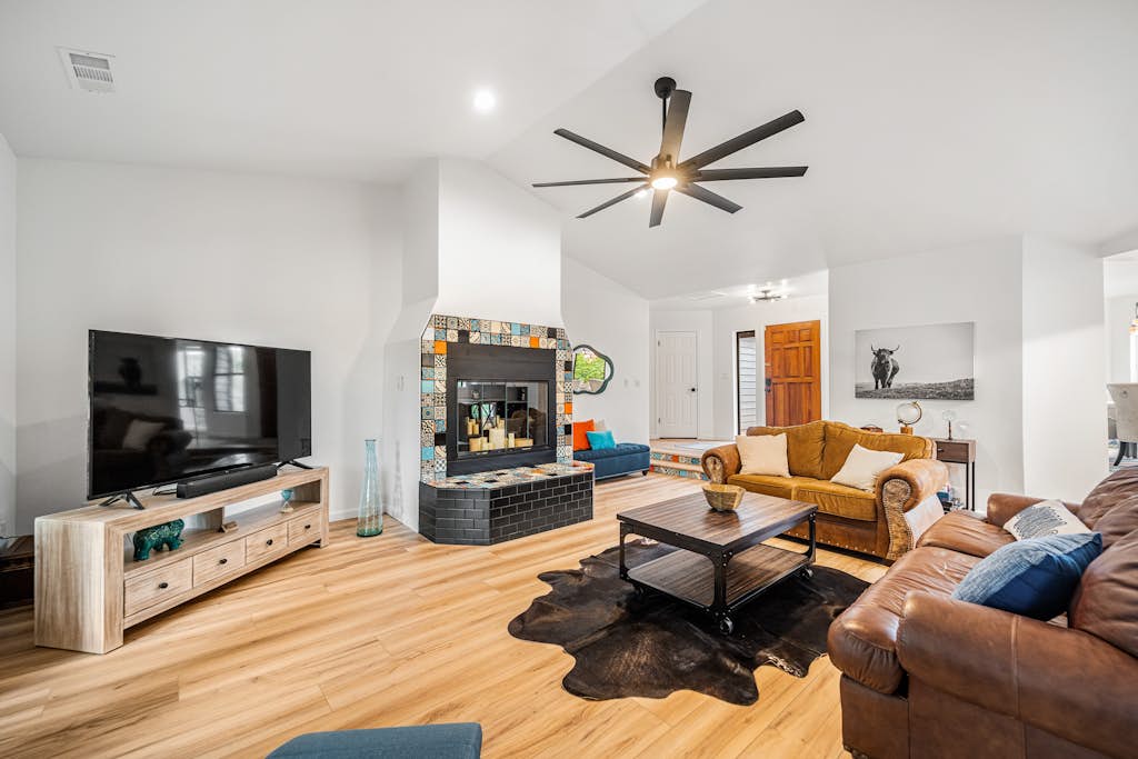 Ground-floor mountain-view home with patio, central AC & washer/dryer