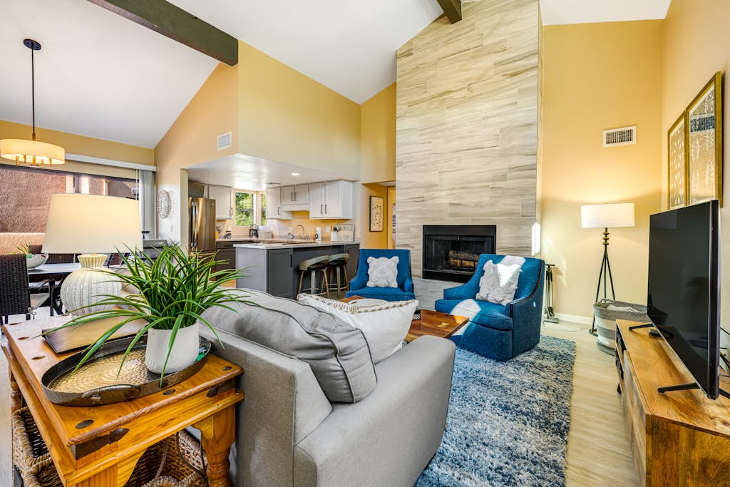 Quiet condo near Sabino Canyon with pool, hot tub, tennis & amazing views