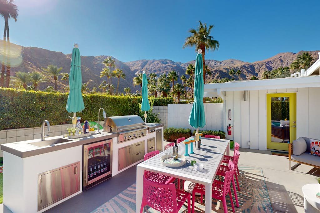 Mid-Century Alexander stunner with saltwater pool & spa - walk downtown