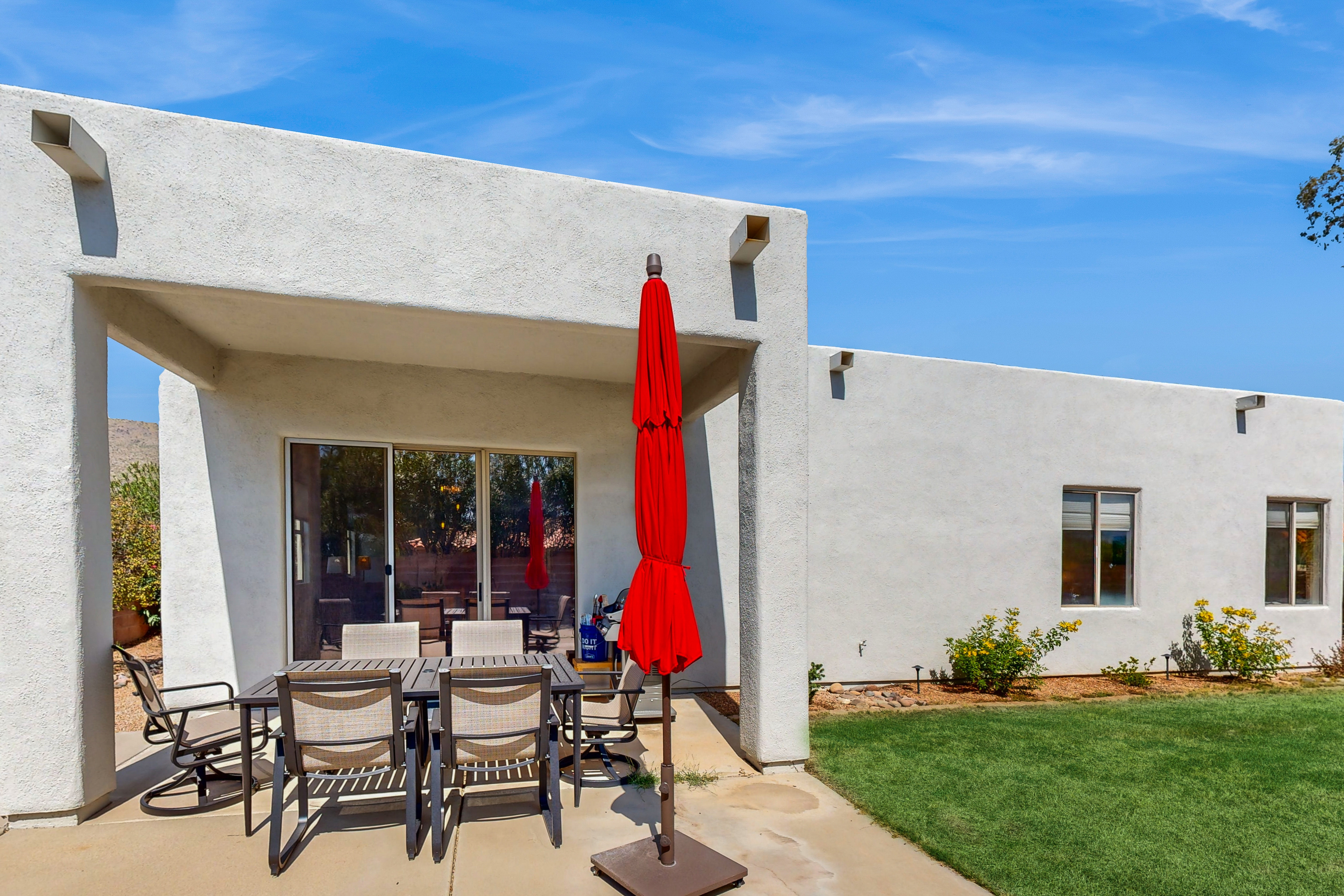 Desert home with enclosed yard, patio and lawn area - dog friendly