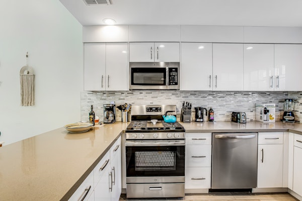 Beautifully updated mid-century condo with shared pool/spa & mountain views