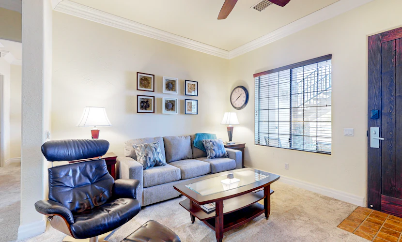 Clean and welcoming king-suite w/ shared pool & hot tub