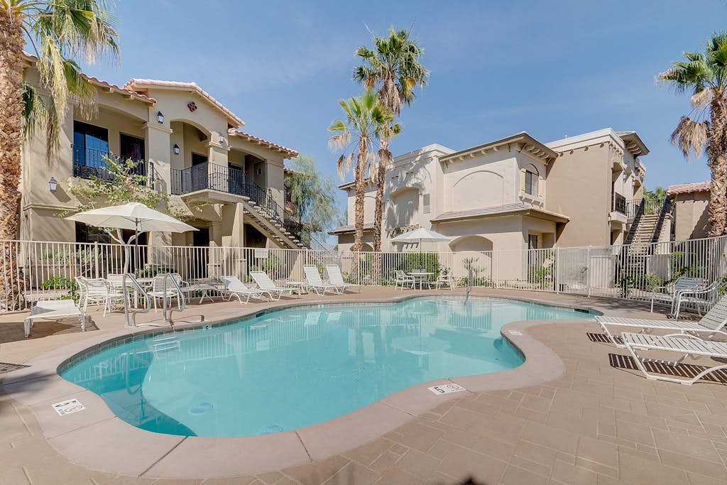Clean and welcoming king-suite w/ shared pool & hot tub