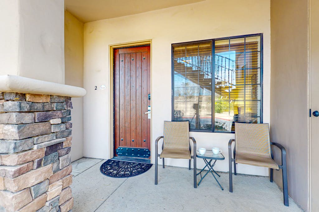 Clean and welcoming king-suite w/ shared pool & hot tub