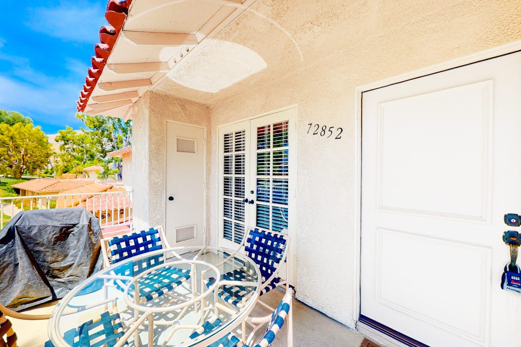 Lovely condo with sunny patio & onsite pool/tennis - dog-friendly