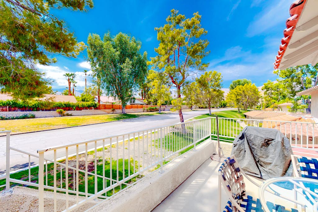 Lovely condo with sunny patio & onsite pool/tennis - dog-friendly