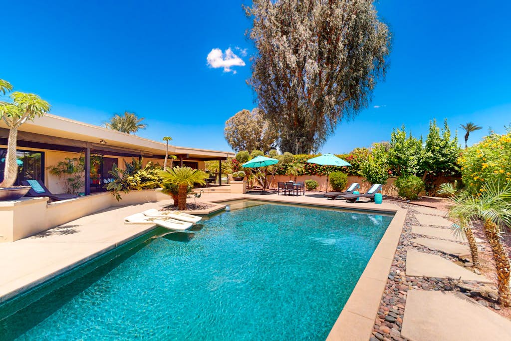 Lovely midcentury home with private pool and outdoor kitchen - dogs welcome