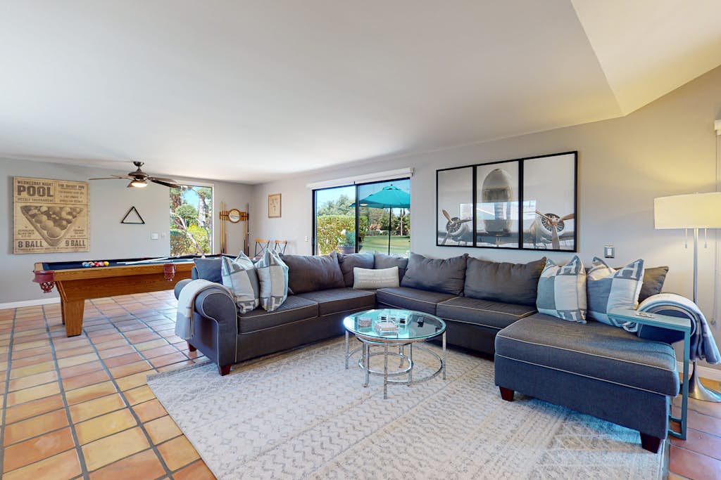 Lovely midcentury home with private pool and outdoor kitchen - dogs welcome