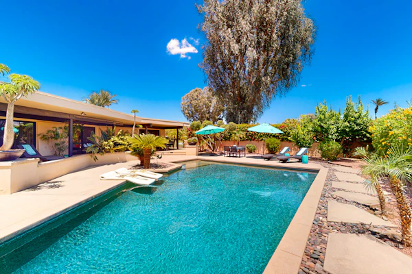Lovely midcentury home with private pool and outdoor kitchen - dogs welcome