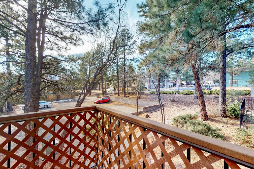 Condo with full kitchen, balconies, views of Mt. Elden - close to town