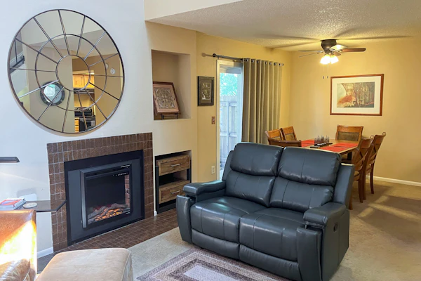 Condo with full kitchen, balconies, views of Mt. Elden - close to town