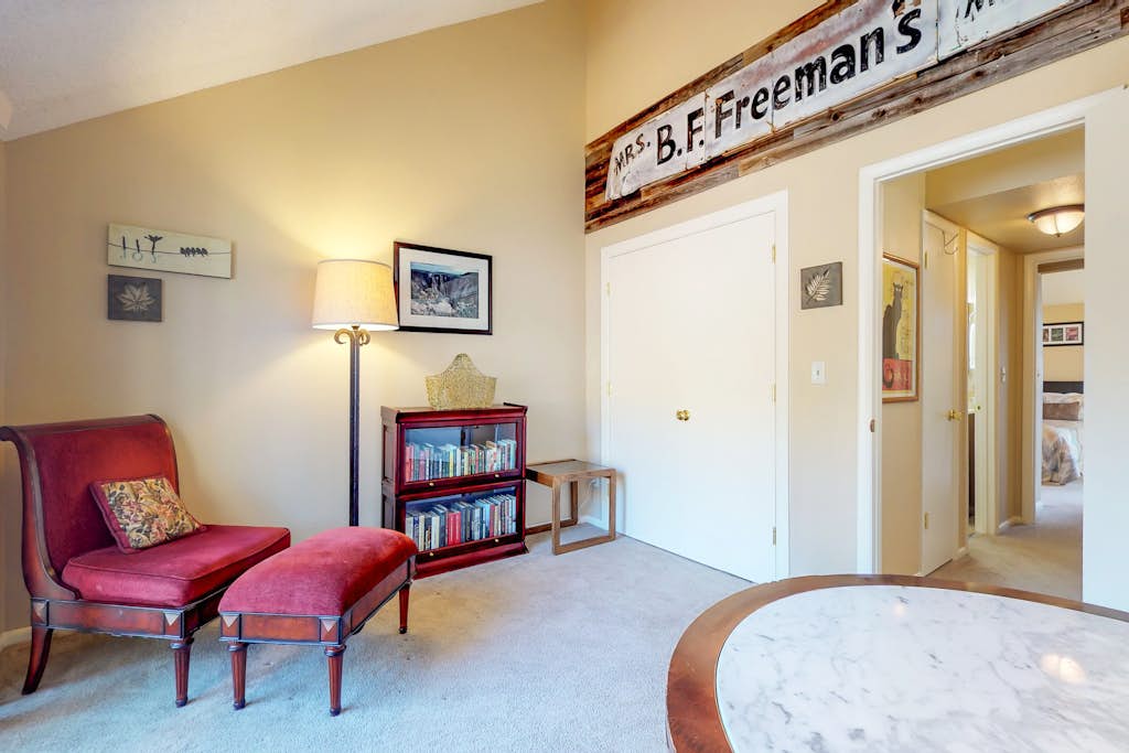 Condo with full kitchen, balconies, views of Mt. Elden - close to town
