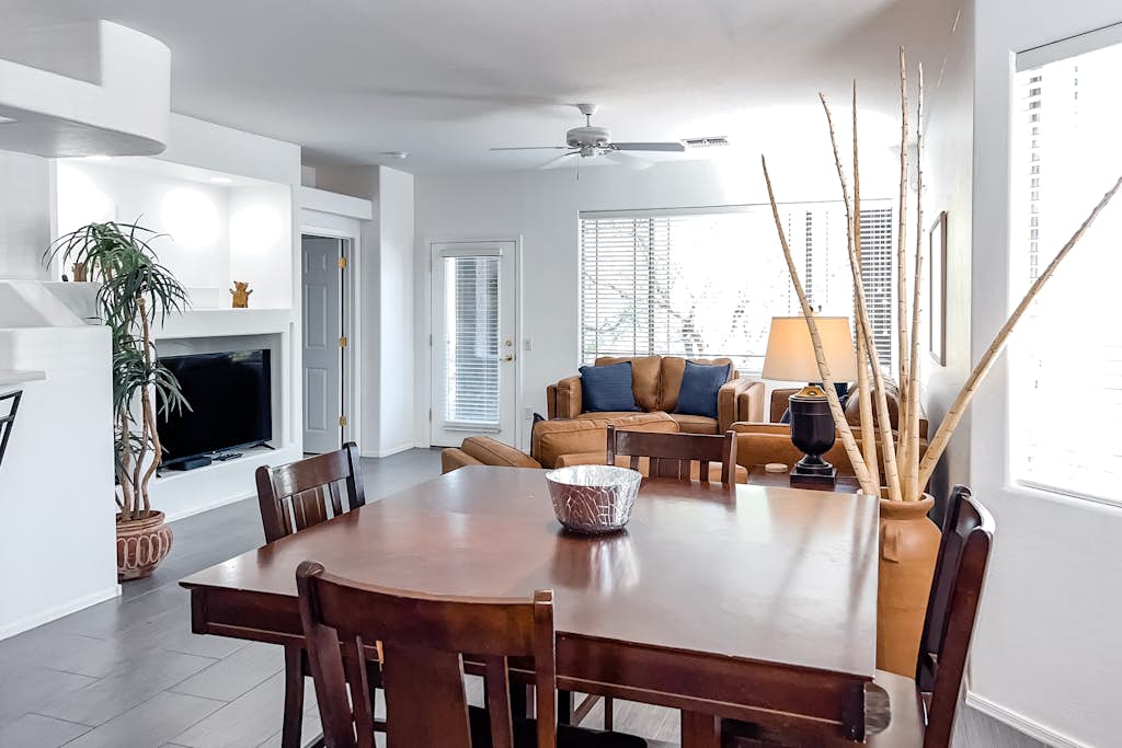 Cozy condo in Oro Valley w/swimming, biking, hiking and golf courses nearby!