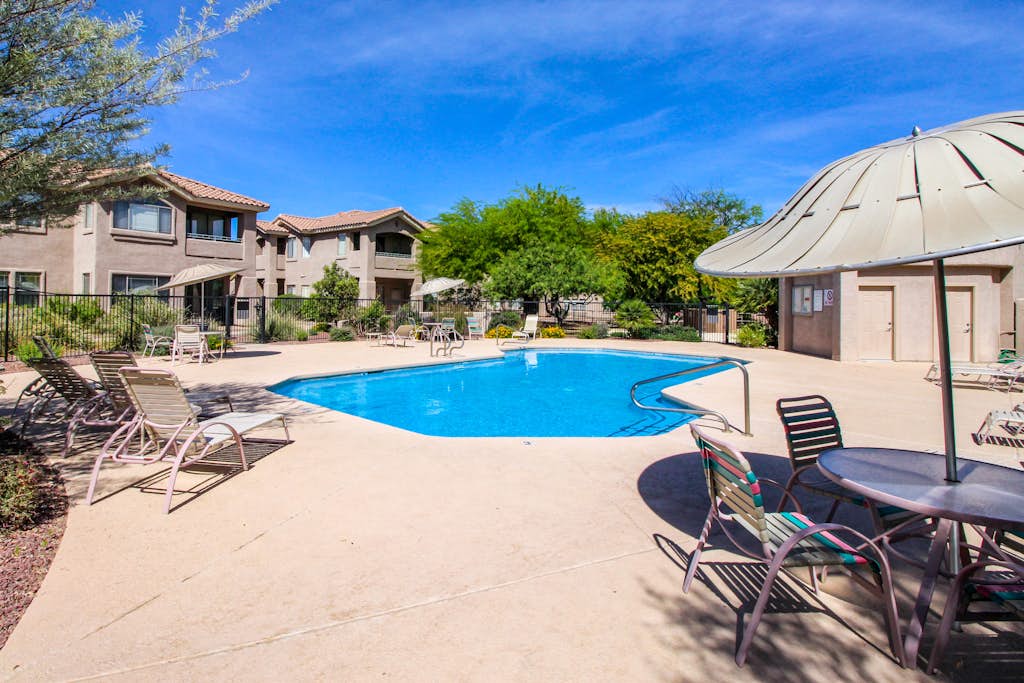 Cozy condo in Oro Valley w/swimming, biking, hiking and golf courses nearby!