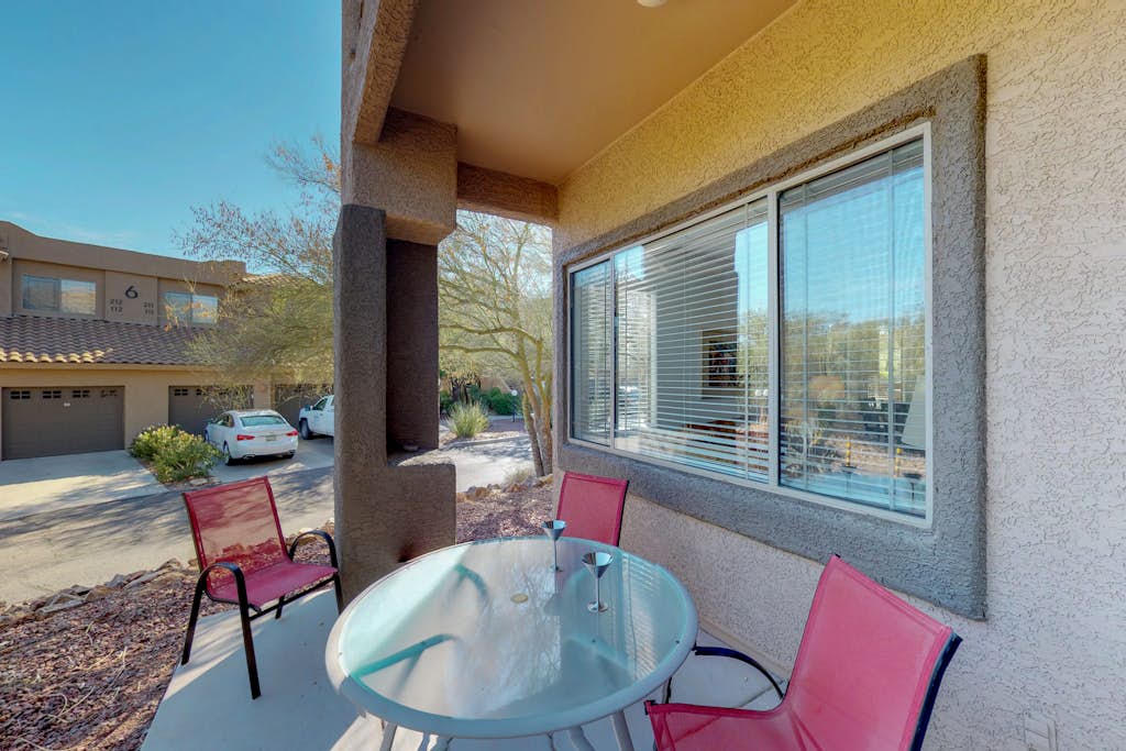Cozy condo in Oro Valley w/swimming, biking, hiking and golf courses nearby!