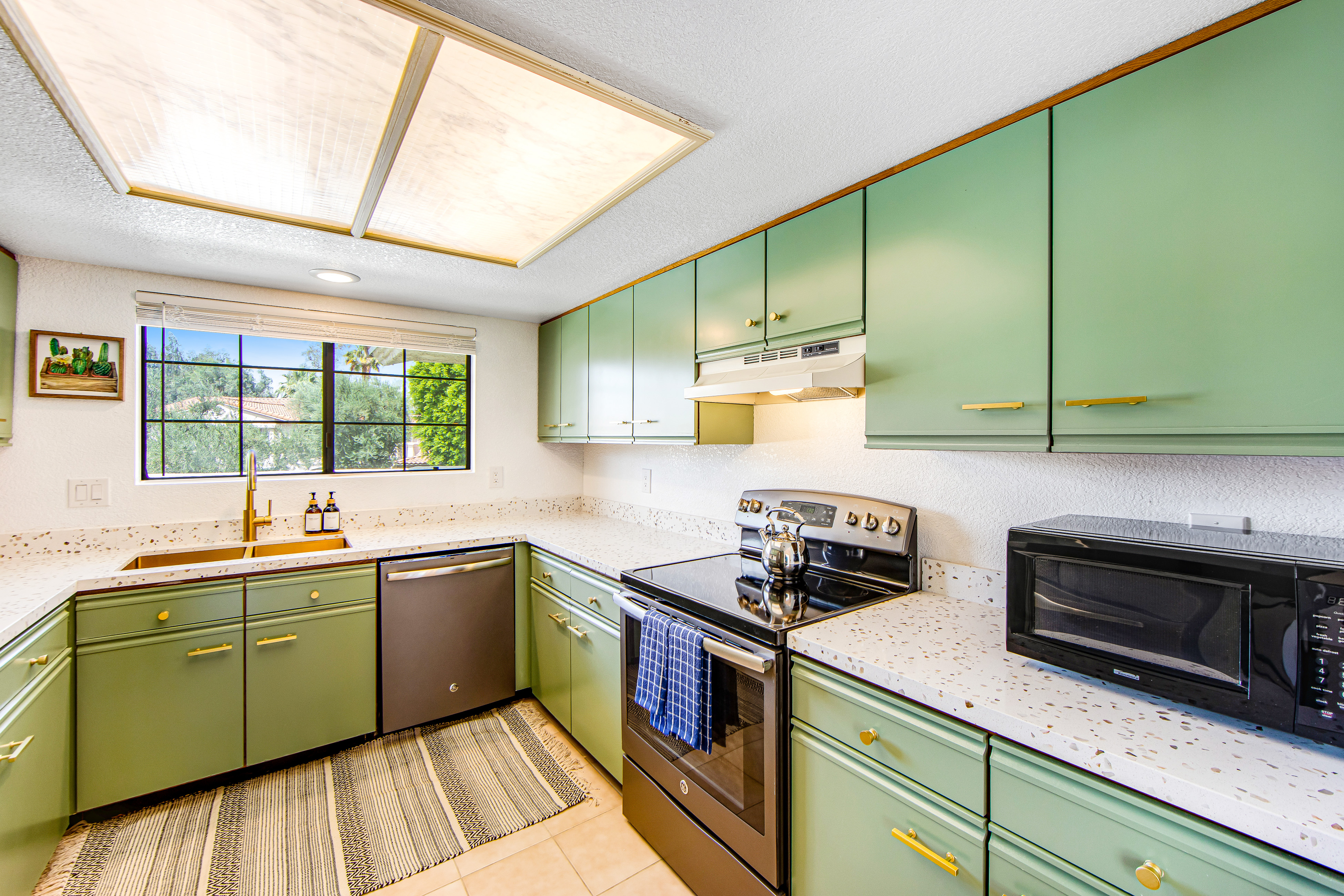 Second floor, dog-friendly condo w/ pool & hot tub access, WiFi, and central AC