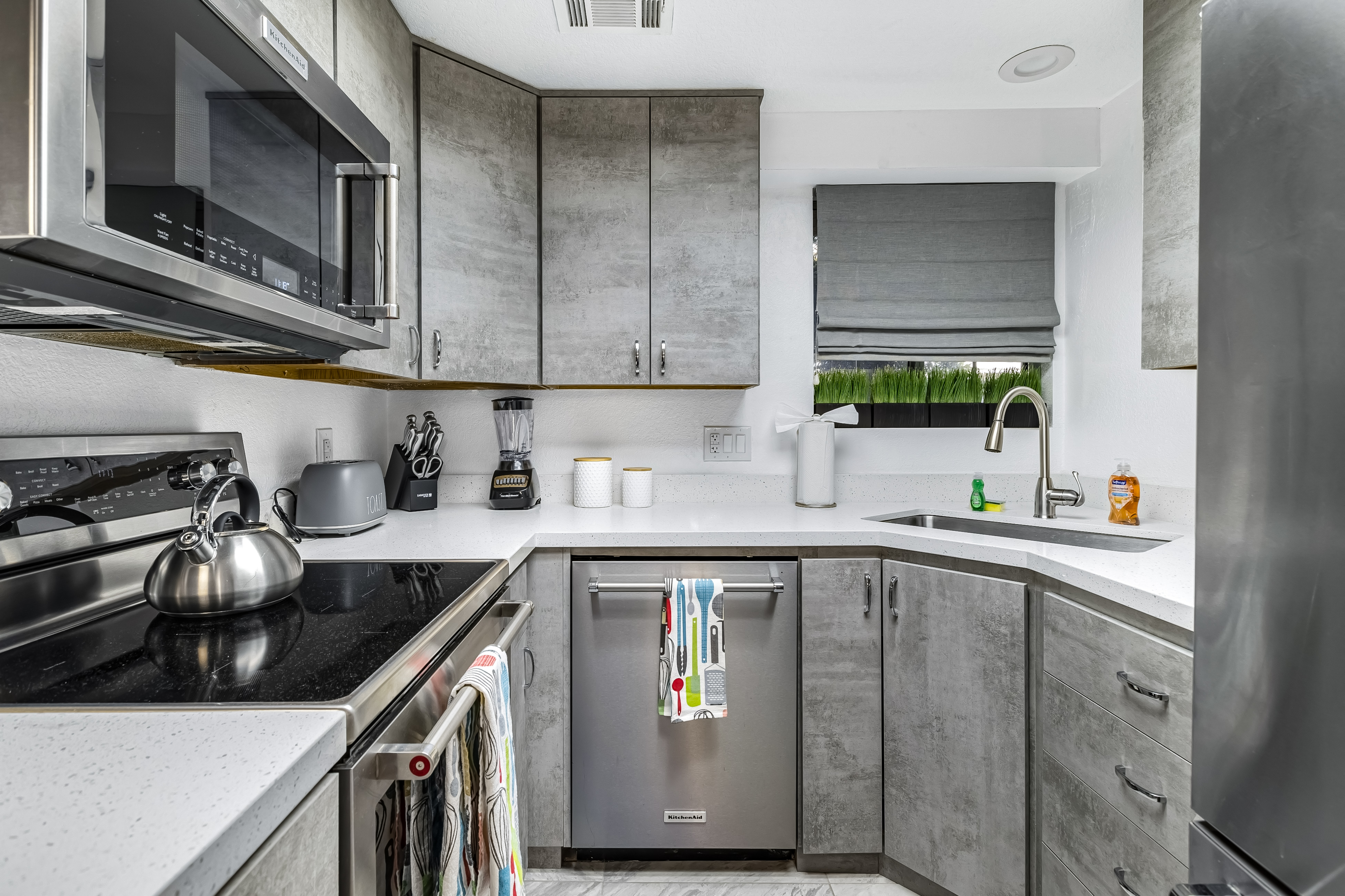 Dog-friendly, ground-floor, mountain view condo with 2 patios, pool & hot tub