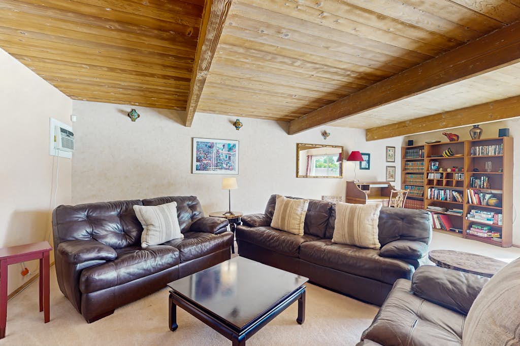 Elegant, dog-friendly house with private hot tub & outdoor pool