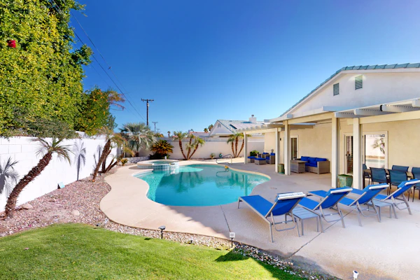 Luxury home w/ mountain views, private pool, close to golf and hiking trails