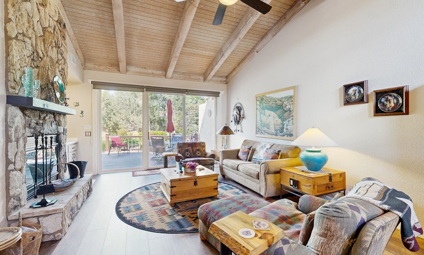 Beautiful Sedona townhome with pool, hot tub, tennis, & on-site golf