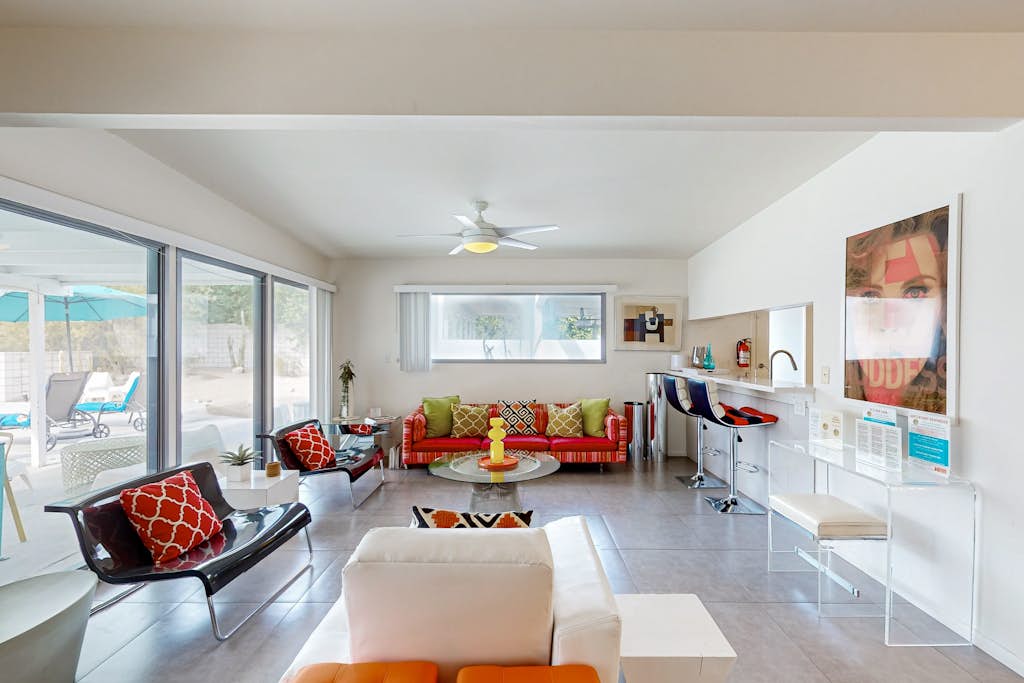 Modern home w/mountain views, private backyard pool & grill, close to downtown