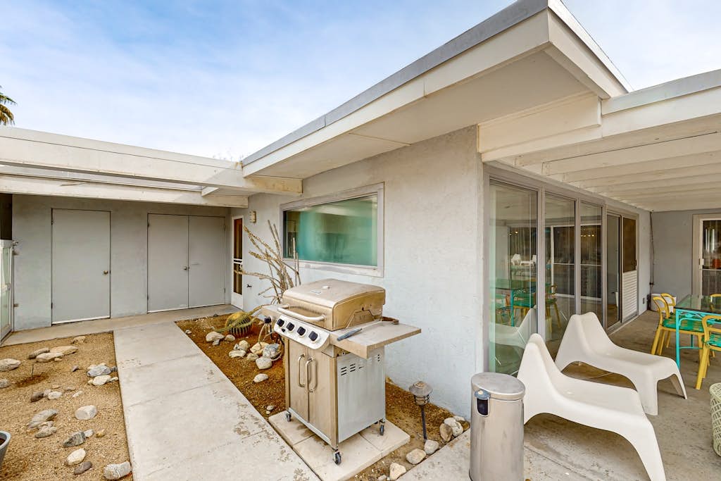 Modern home w/mountain views, private backyard pool & grill, close to downtown