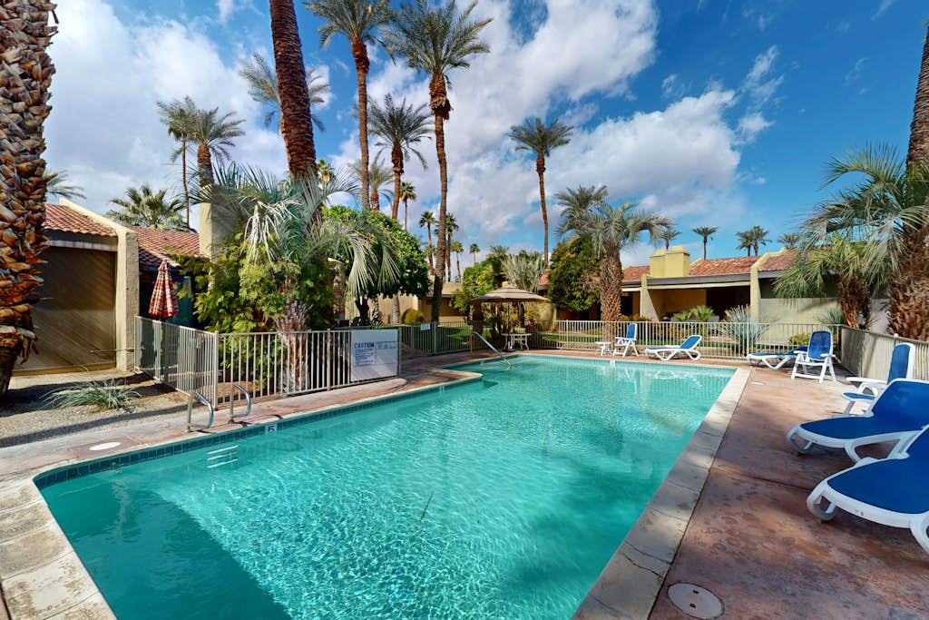 Delightful Dog Friendly Condo with Shared Pool & Hot Tub-Private Electric Grill