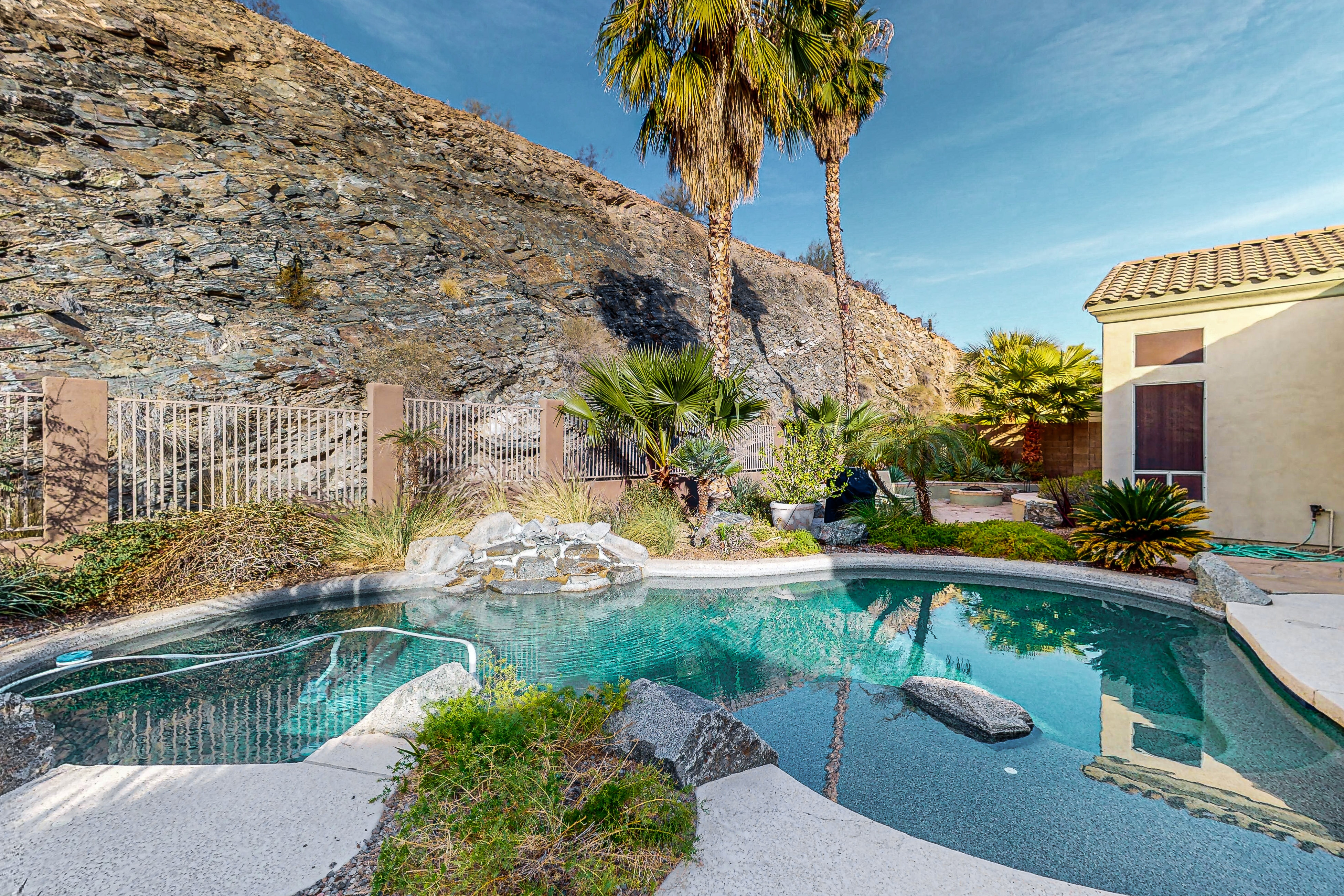 Dog-friendly home w/outdoor pool & firepit, near the top of South Mountain