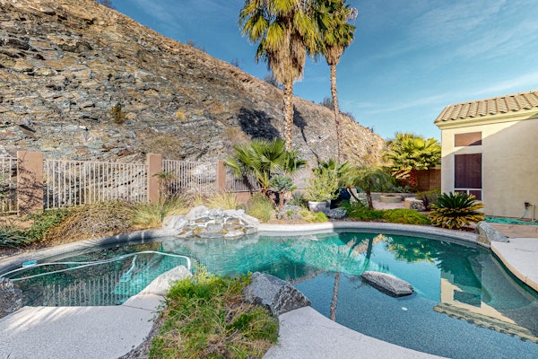 Dog-friendly home w/outdoor pool & firepit, near the top of South Mountain