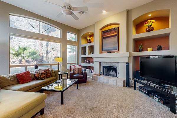 Dog-friendly home w/outdoor pool & firepit, near the top of South Mountain