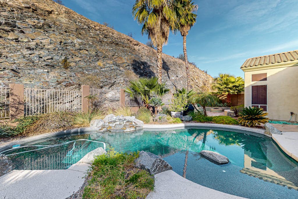 Dog-friendly home w/outdoor pool & firepit, near the top of South Mountain