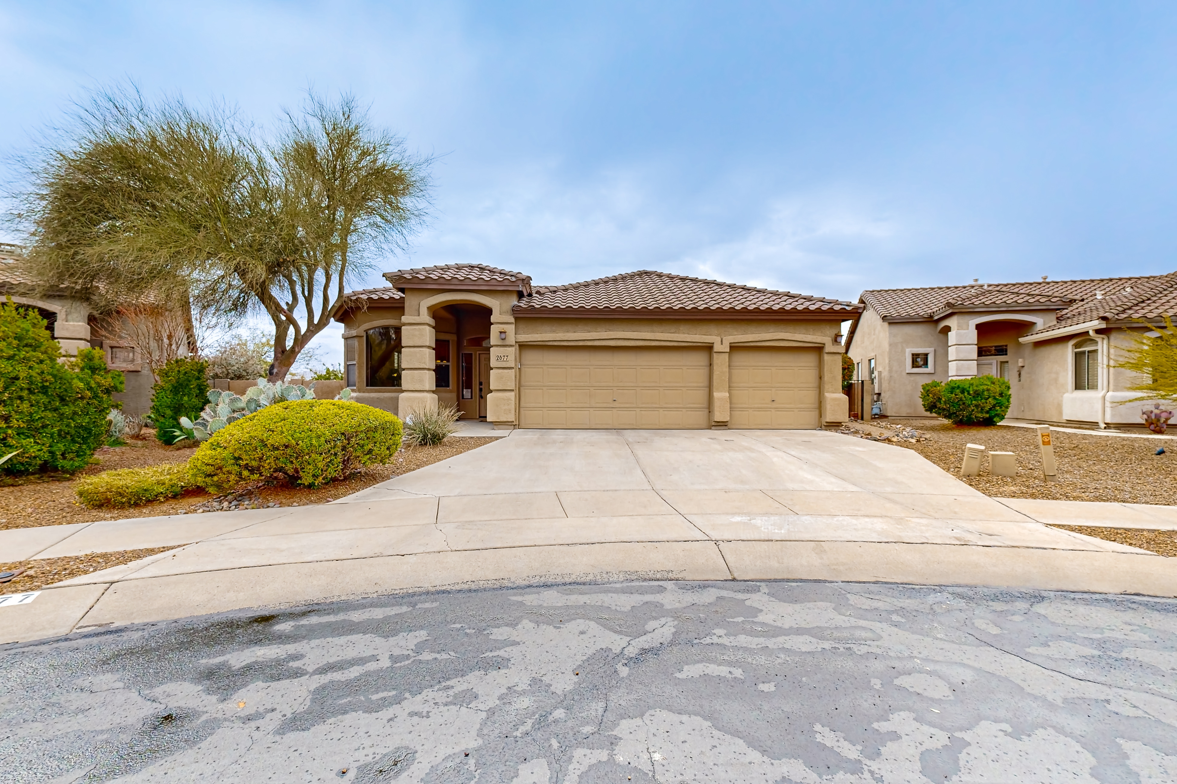 Spacious home in prime location across from Catalina State Park with golf nearby