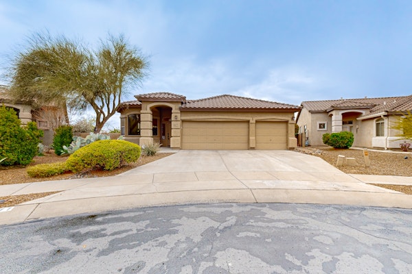 Spacious home in prime location across from Catalina State Park with golf nearby