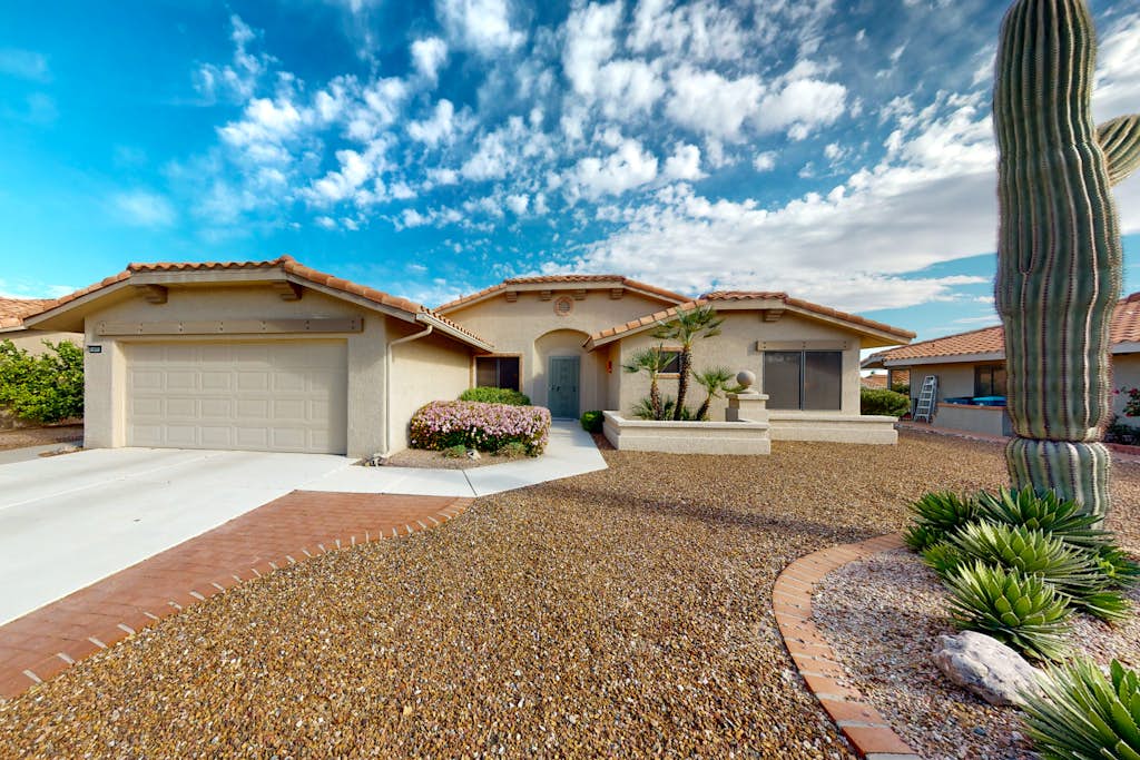 Radiant desert stay with pool and tennis access - mountain views, dogs ok
